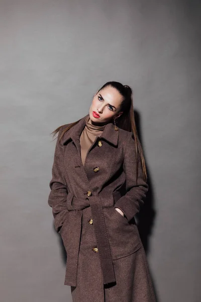 一个穿着棕色温暖秋衣的漂亮时髦女人的肖像 — 图库照片