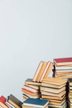 Kütüphanede beyaz arka planda okunacak bir sürü eğitici kitap