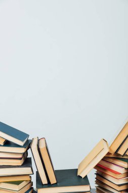 Kütüphanede beyaz arka planda okunacak bir sürü eğitici kitap