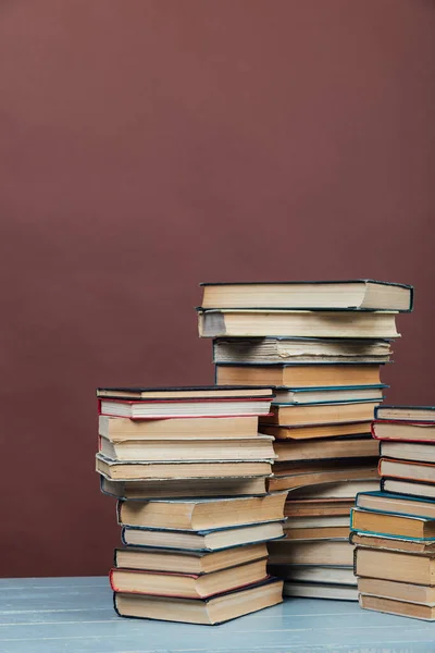 Muchos libros educativos para leer en la biblioteca universitaria como fondo — Foto de Stock