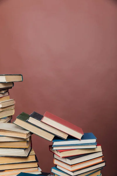 Üniversite kütüphanesinde arka plan olarak okunacak bir sürü eğitici kitap — Stok fotoğraf