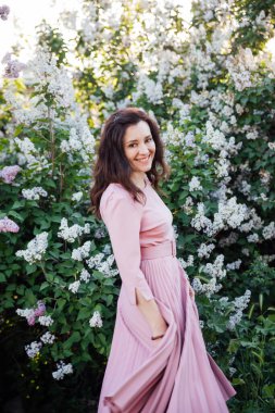 Leylak çiçekli güzel esmer kadın.