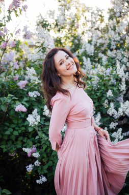 Leylak çiçekli güzel esmer kadın.