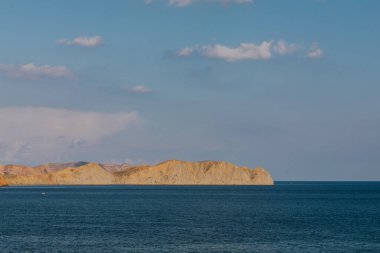 Güzel manzara Mavi deniz gökyüzü ve dağlar