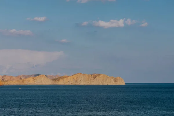 Güzel manzara Mavi deniz gökyüzü ve dağlar — Stok fotoğraf