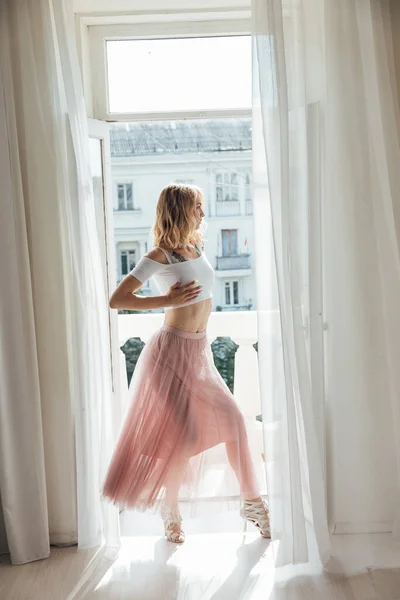 Hermosa mujer rubia en vestido de verano bailando solo con música —  Fotos de Stock