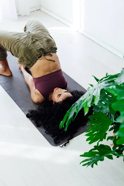 Schöne Frau macht Übungen Yoga Asana-Gymnastik — Stockfoto