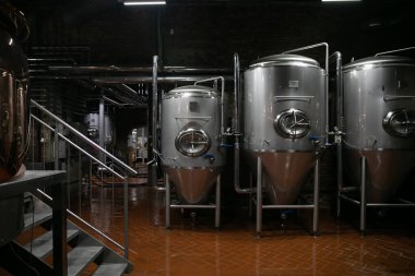 Bir bira fabrikasında alkol üretimi için tanklar