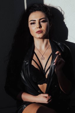 Siyah iç çamaşırlı güzel esmer kadın portre çiziyor.