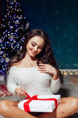 Noel ağacındaki güzel esmer kadın yeni yıl hediyeleriyle