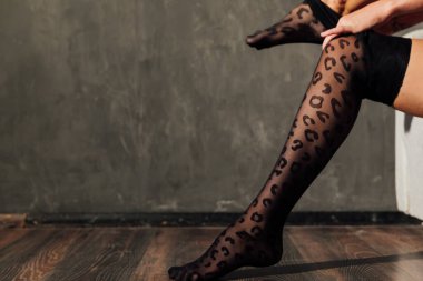 Güzel ince kadın bacakları siyah taytlar içinde