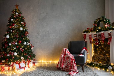 Noel ağacı ışıkları hediye süslemeleriyle yeni yıl gecesi