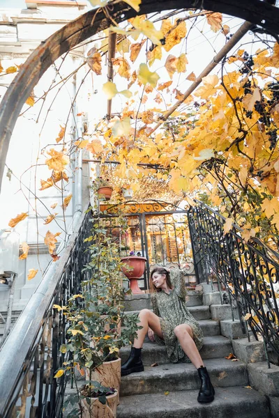 秋の通りを歩く美しいファッショナブルなブロンドの女性 — ストック写真