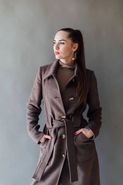 Retrato de una hermosa mujer de moda en un abrigo marrón cálido de otoño —  Fotos de Stock