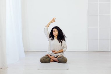 Güzel kadın esmer yoga, asana jimnastik egzersizleri yapıyor.