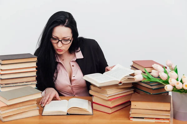 Profesora en una mesa con libros para enseñar — Foto de Stock