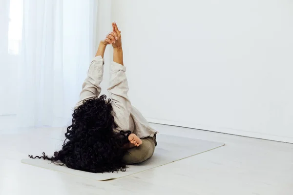 Schöne Frau Brünette in Yoga Asana-Gymnastik-Übungen engagiert — Stockfoto