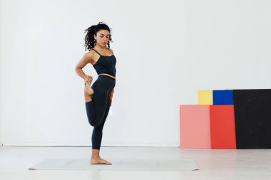 Yoga yapan esmer kadın jimnastik yapıyor.