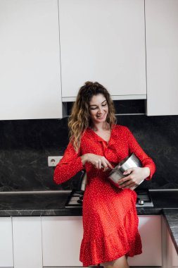 Kadın ev hanımı yemek pişirmek için tatlı kek hazırlıyor.