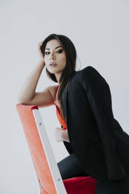 Beyaz bir arka planda güzel, moda doğulu esmer kadın portresi.