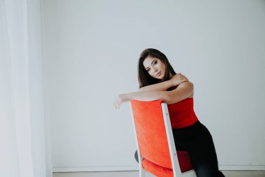 Beyaz bir arka planda güzel, moda doğulu esmer kadın portresi.