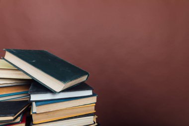 Üniversite kütüphanesinde arka plan olarak okunacak bir sürü eğitici kitap