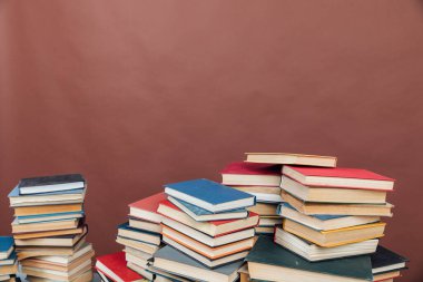 Üniversite kütüphanesinde arka plan olarak okunacak bir sürü eğitici kitap