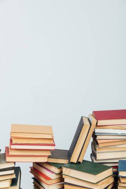 Kütüphanede beyaz arka planda okunacak bir sürü eğitici kitap