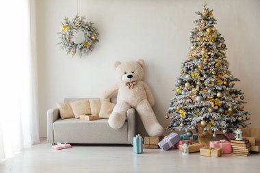 Yeni yıl hediyeleriyle beyaz karla kaplı Noel ağacı