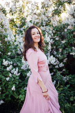 Leylak çiçekli güzel esmer kadın.