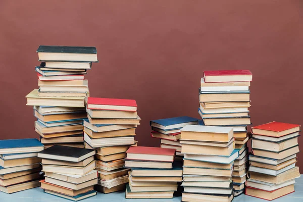 Sok oktatási könyvek olvasni az egyetemi könyvtár, mint a háttér — Stock Fotó
