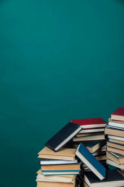 Spousta vzdělávacích knih ke čtení v zelené knihovně na pozadí — Stock fotografie