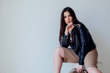 Güzel, modaya uygun esmer bir kadının portresi.