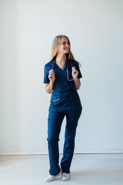 Tıp hastanesinde kadın doktor terapisti.