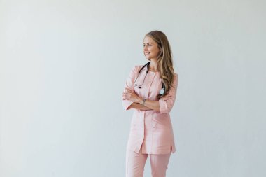 Tıp hastanesinde kadın doktor terapisti.