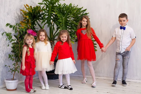 Güzel kızlar ve erkek doğum günü partisinde