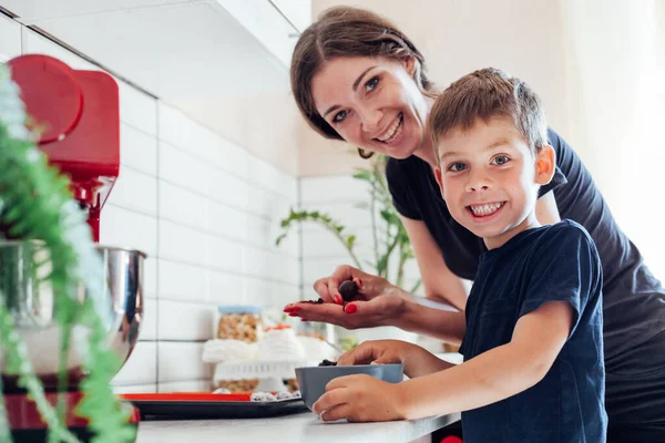 Мати і син готують солодкі десерти на кухні — стокове фото