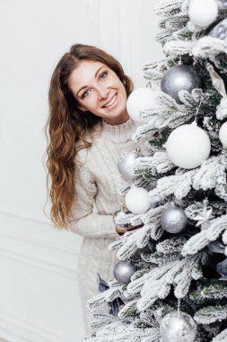 Noel ağacında güzel bir kadın yeni yıl hediyeleriyle
