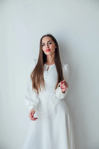 Красивая женщина в светлом летнем платье на белом фоне — стоковое фото