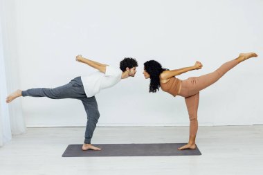 Erkek ve kadın egzersiz yapıyor yoga, asana jimnastik.