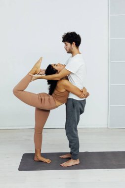 Erkek ve kadın birlikte egzersiz yapıyor. Aile yogası, asana fitness.