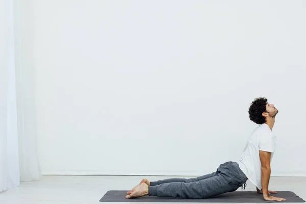 Mann macht Übungen Yoga Asana Fitness Gymnastik — Stockfoto