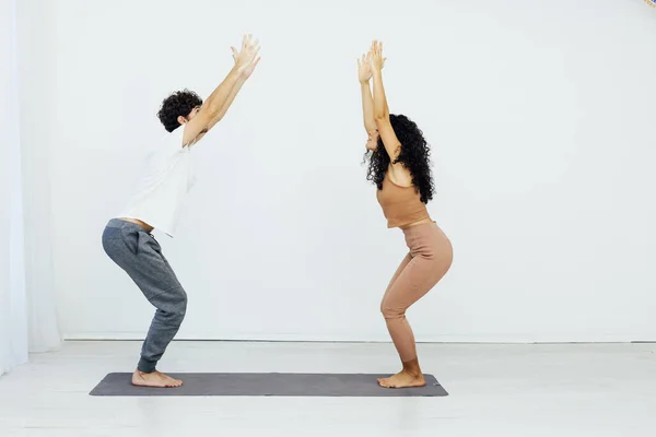 Mann und Frau machen Yoga Asana Fitness-Gymnastik — Stockfoto