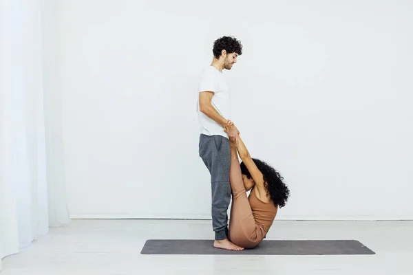 Mann und Frau machen gemeinsam Yoga Asana Fitness — Stockfoto