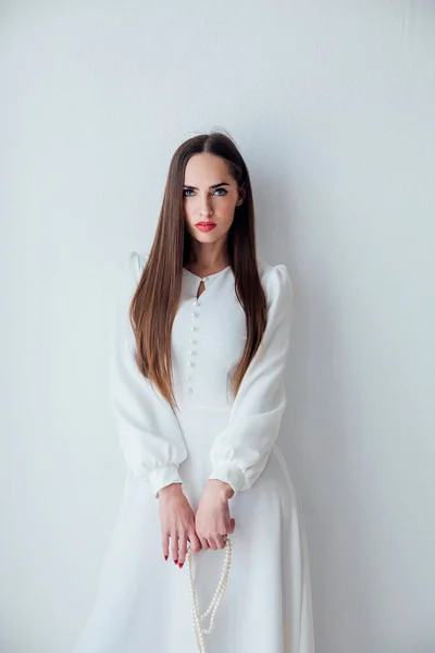 Портрет красивой женщины в белом светлом платье — стоковое фото
