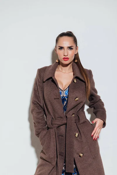 Красивая модная женщина в коричневом теплом пальто — стоковое фото