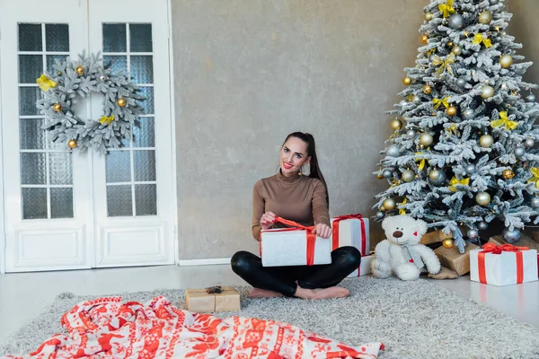 Woman with gifts at the decorated Christmas tree New Year — Stock Photo, Image