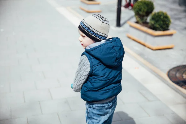 Красивий маленький хлопчик їде на скутері на вулиці — стокове фото