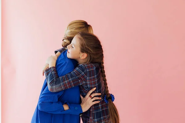 Mãe e filha abraçando sorrindo felicidade familiar — Fotografia de Stock