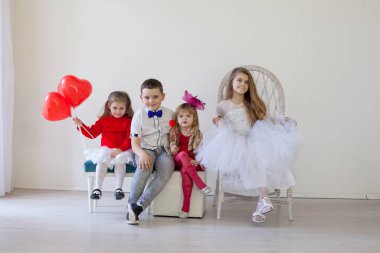 Güzel kızlar ve erkek doğum günü partisinde